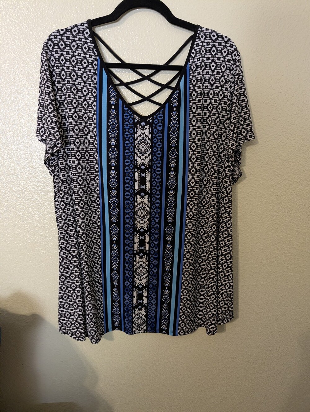 Avenue Women’s Black & Blue Crisscross Patterned Short Sleeve Top Size 22/24